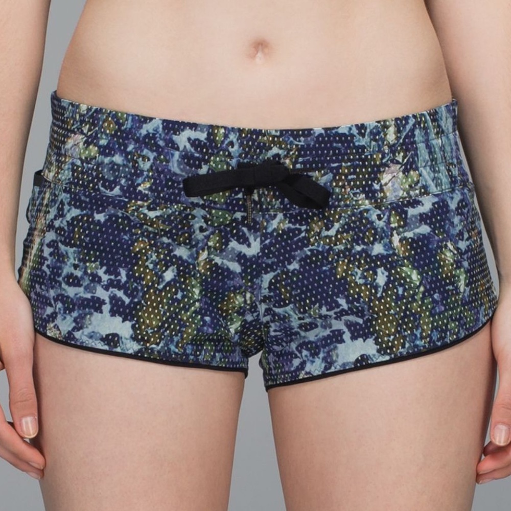 Lululemon Surf Short Floral Sport White Multi/Black (Size 6)